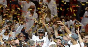 LeBron James levanta el trofeo de campeones de la NBA