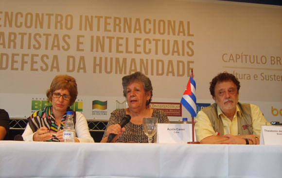 Acela Caner (C), profesora universitaria cubana, en el IX Encuentro Internacional de Intelectuales y Artistas en defensa de la humanidad, Rio de Janeiro 2012