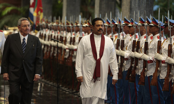 Recibe Raúl Castro (I) presidente de Cuba a su homólogo de  Sri Lanka, Mahinda Rajapaksa, en el Palacio de la Revolución Foto: Ismael Francisco/Cubadebate