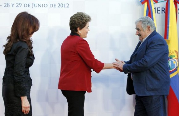 Cristina Kirchner recibe a jefes de Estado del Mercosur: Cristina (Argentina), Dilma (Brasil) y Mujica (Uruguay)