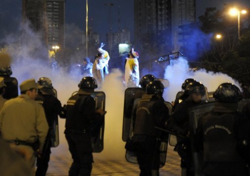 La policía reprimió a los simpatizantes de Lugo que se manifestaban en las afueras del Congreso. Foto: AFP