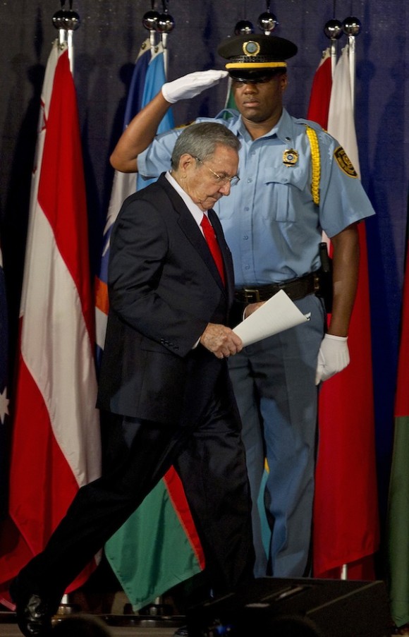 Momento en que Raúl se encamina al podio para ofrecer su discurso en Rio+20, este jueves 21 de junio de 2012. Foto: Victor R. Caivano/ AP