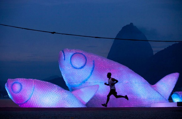 Peces gigantes hechos con pomos plásticos. Foto: Felipe Dana/AP