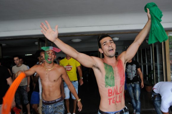 Espectadores disfrutan el juego de la Semifinal de la Eurocopa 2012 entre Italia y Alemania en el Cine Yara, La Habana. Foto: Roberto Suárez