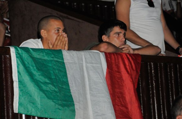 Espectadores disfrutan el juego de la Semifinal de la Eurocopa 2012 entre Italia y Alemania en el Cine Yara, La Habana. Foto: Roberto Suárez