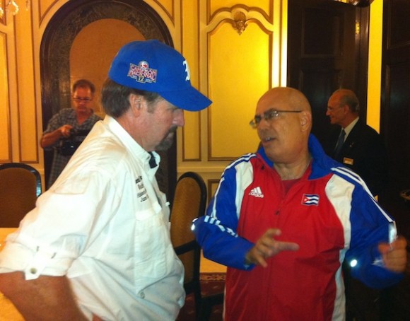 Wade Boggs, leyenda del béisbol en los EE.UU., está en Cuba. Conversa con el periodista Reinaldo Taladrid. Foto: Cubadebate
