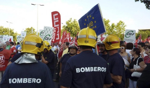 Un grupo de bomberos en la manifestación convocada en Ciudad Real.Foto: Beldad/EFE.