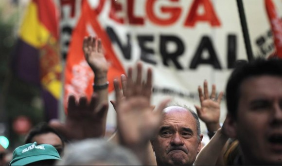 Los manifestantes levantan las manos durante la marcha en Bilbao. Foto: AFP.