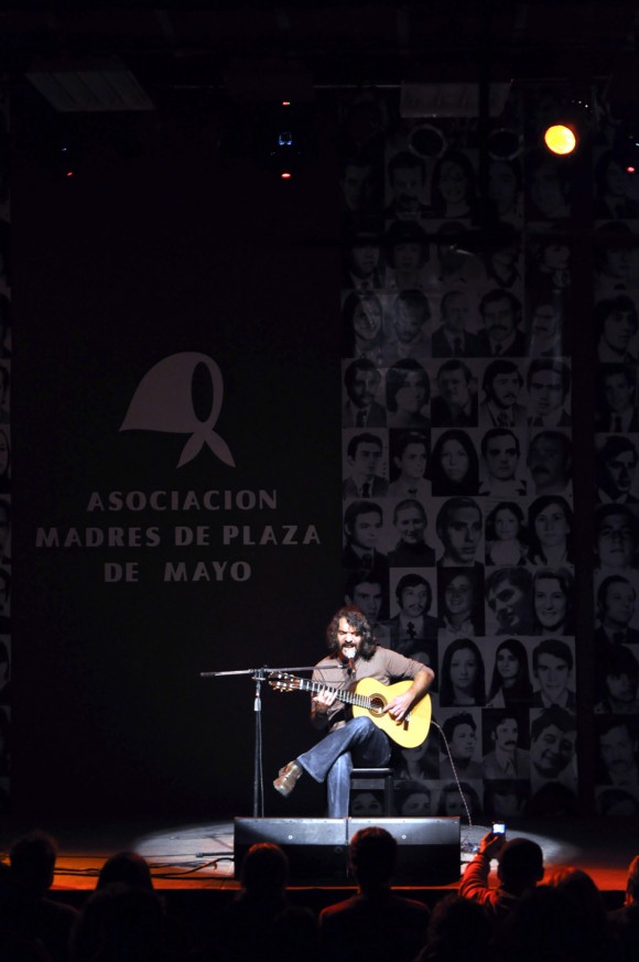 Concierto de Santiago Feliú en Buenos Aires. Teatro El revolucionario de la Asociación de Madres de Plaza de Mayo. Foto: Kaloian.