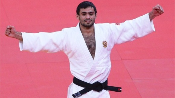 Arsen Galstyan de Rusia celebra tras ganar el combate por el oro en los 60 kg del Judo