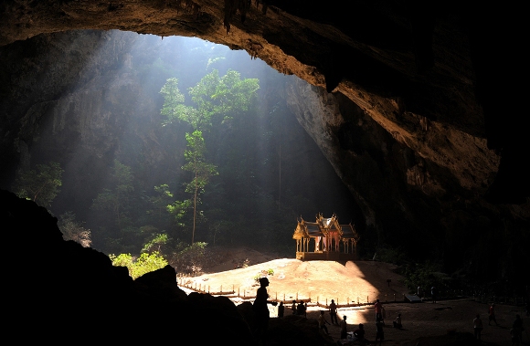 Los turistas visitan el Kuha Karuhas, pabellón situado en el interior de la cueva Phraya Nakhon, en el Parque Nacional Khao Sam Roi Yot , 300 km al sur de Bangkok, Tailandia, el 5 de diciembre de 2010. El pabellón fue construido en 1890 con motivo de una visita a la cueva por el rey Chulalongkorn, abuelo del actual rey Bhumibol Adulyadej. (Christophe Archambault / AFP / Getty Images)