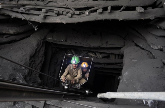 Mineros paquistaníes salen de un túnel durante una operación de rescate de una mina de carbón en el distrito de Sorange de la provincia devastada por la insurgencia de Baluchistán, el 20 de marzo de 2011. Al menos siete mineros murieron y otros 41 quedaron atrapados bajo tierra cuando las explosiones provocaron un colapso en una mina de carbón en la provincia paquistaní de Baluchistán, dijeron las autoridades. (Banaras KHAN / AFP / Getty Images)