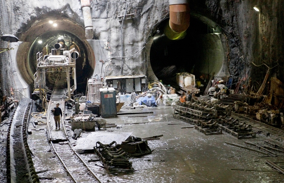 Un trabajador de la construcción del metro, conocido como un "trabajador subterráneo" sale de la “tuneladora” en el túnel hacia el norte del proyecto de construcción del metro de la Segunda Avenida, Jueves, 07 de abril del 2011 en Nueva York. (Foto AP / Altaffer María)