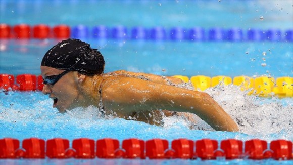 Dana Vollmer, de Estados Unidos, ganó el oro y batió el récord mundial de los 100 metros mariposa en la natación