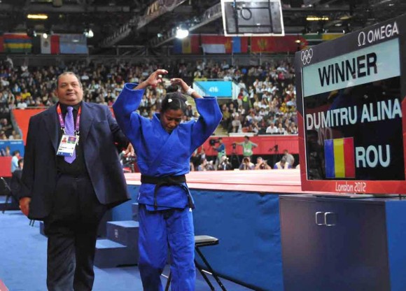 La judoca cubana Dayaris Mestre se retira molesta tras su descalificación. Foto: Ricardo López Hevia