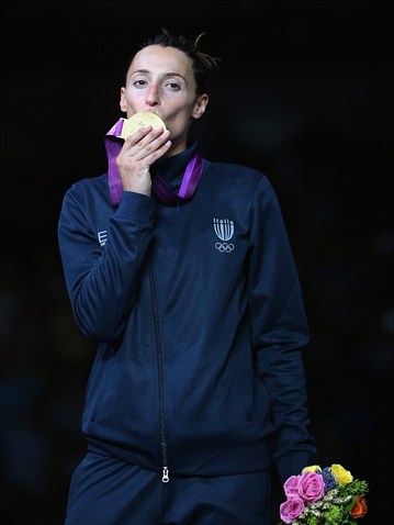 La italiana Elisa di Francisca besa la medalla de oro que conquistó en la esgrima