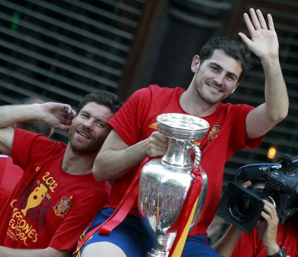 El Capitán de la selección, Iker Casillas, disfrutando la Copa. Foto: El País