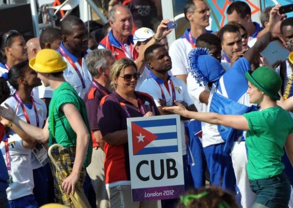 La delegación cubana que intervendrá en los XXX Juegos Olímpicos, izo esta mañana, día de la Rebeldía Nacional, su bandera en la Villa Olímpica de la ciudad londinense, en Inglaterra, el 26 de julio de 2012- AIN FOTO/Marcelino VAZQUEZ HERNANDEZ