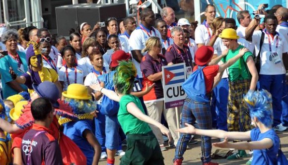 La delegación cubana que intervendrá en los XXX Juegos Olímpicos, izo esta mañana, día de la Rebeldía Nacional, su bandera en la Villa Olímpica de la ciudad londinense, en Inglaterra, el 26 de julio de 2012- AIN FOTO/Marcelino VAZQUEZ HERNANDEZ