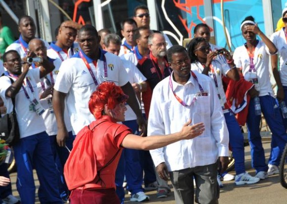La delegación cubana que intervendrá en los XXX Juegos Olímpicos, izo esta mañana, día de la Rebeldía Nacional, su bandera en la Villa Olímpica de la ciudad londinense, en Inglaterra, el 26 de julio de 2012- AIN FOTO/Marcelino VAZQUEZ HERNANDEZ/