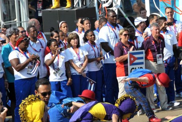 La delegación cubana que intervendrá en los XXX Juegos Olímpicos, izo esta mañana, día de la Rebeldía Nacional, su bandera en la Villa Olímpica de la ciudad londinense, en Inglaterra, el 26 de julio de 2012- AIN FOTO/Marcelino VAZQUEZ HERNANDEZ/