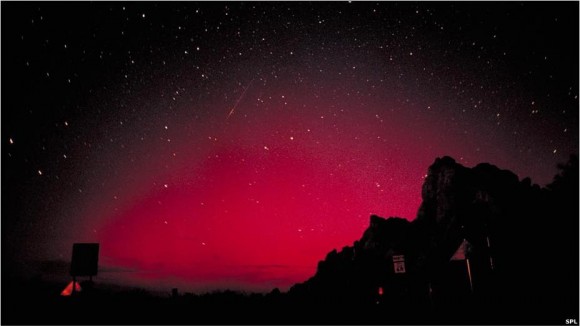 El polvo cósmico de las Perseidas es arrojado por el cometa 109P/Swift-Tuttle. Al combinarse con la Aurora Boreal, como en esta foto tomada en el norte de los Estados Unidos, el resultado es un espectáculo indescriptible. 