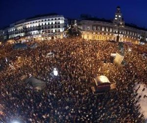Cientos de miles de personas salieron el jueves a la calle en toda España para protestar contra las nuevas medidas de austeridad aprobadas por el Gobierno del Partido Popular con la meta de reconducir el abultado déficit público del país, en la primera gran movilización de un verano que los sindicatos auguran cargado en tensión social. En la imagen, la manifestación en Madrid en la Puerta del Sol, 19 de julio de 2012. REUTERS/Sergio Pérez 