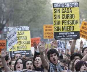 Miles de personas se manifiestan en Barcelona contra los desahucios 