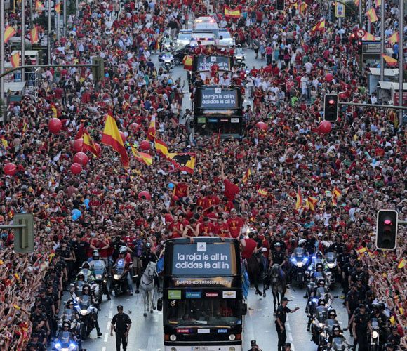  Una marea humana acompaña a los jugadores por La Gran Vía, de Madrid