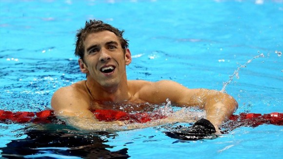 Michael Phelps celebra tras ganar su 19na medalla en Juegos Olímpicos, el Oro en el Relevo 4x200 metros estilo libre