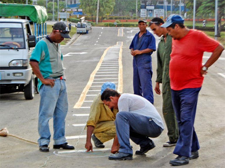 Los trabajadores de Tránsito señalizar las vías. FOTO: Lorenzo Crespo Silveira.