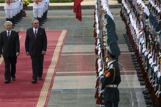El presidente cubano, Raúl Castro, a la izquierda, y el Secretario General del Partido Comunista de Vietnam, Nguyen Phu Trong, a la derecha, llegan a la ceremonia de bienvenida en Hanoi, Vietnam. Foto: AP / Na Son Nguyen.
