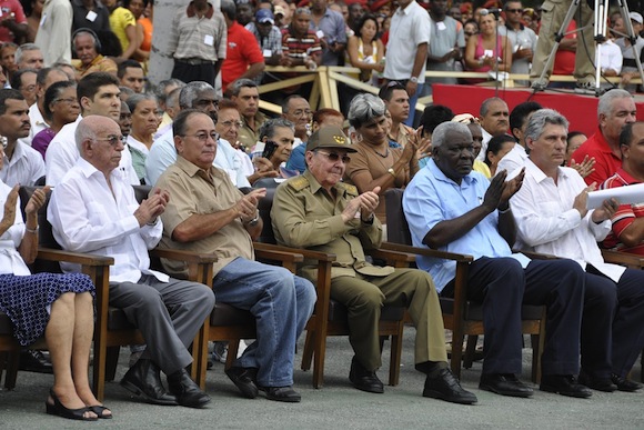 El General de Ejército Raúl Castro Ruz, primer secretario del Comité Central del Partido Comunista de Cuba y presidente de los Consejos de Estado y de Ministros, encabezó en horas de la tarde de este lunes la peregrinación del pueblo santiaguero en recordación a los 55 años de asesinados Frank País y Raúl Pujol.