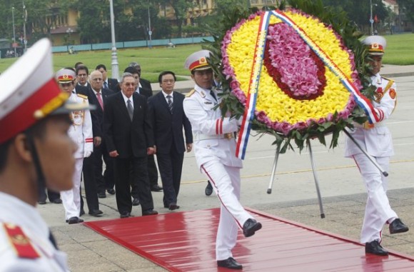 Raúl rinde homenaje a Ho Chi Minh. Foto: Reuters