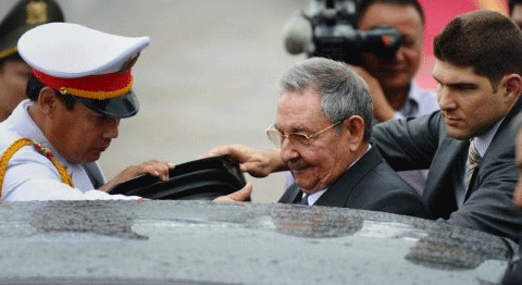 El presidente de Cuba, Raúl Castro (d), a su llegada al aeropuerto Internacional de Noi Bai en Hanoi, Vietnam. EFE