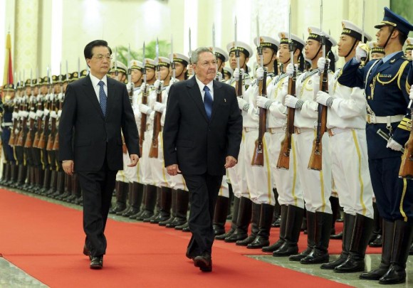 El presidente chino, Hu Jintao (I) ofrece una ceremonia de bienvenida a Raúl Castro Ruz, presidente del Consejo de Estado y los Consejos de Ministros de Cuba, en el Gran Palacio del Pueblo en Beijing, capital de China, 5 de julio de 2012. (Foto: Xinhua / Zhang Duo)
