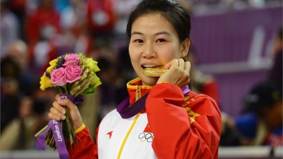 La tiradora china Yi Siling ganó la primera medalla de oro de los Juegos