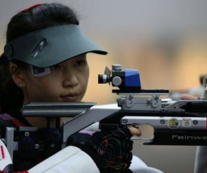 La tiradora china Yi Siling compite en la prueba de carabina desde 10 metros este sábado 28 de julio en los Juegos Olímpicos de Londres, logrando la primera medalla de oro de la competición