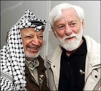 Con Yasser Arafat (a la derecha). Uri Avnery es un periodista, escritor y activista por la paz israelí. Formó parte del Parlamento israelí (Knéset) durante tres periodos legislativos (1965-1969, 1969-1973, 1979-1981), con un total de diez años como diputado.