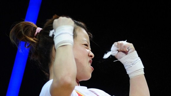 Wang Mingjuan de China celebra su triunfo en los 48kg de las Pesas femeninas