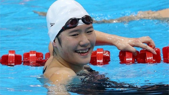 Ye Shiwen de China celebre su triunfo y récord mundial en l0s 400 metros combinados individual femenino