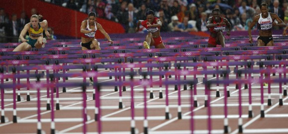  La atleta australiana Sally Pearson (i) se impone en la prueba de 100 metros vallas de la competiciÃn olÃmpica de atletismo, hoy 7 de agosto en el Estadio OlÃmpico de Londres. EFE/JuanJo MartÃn
