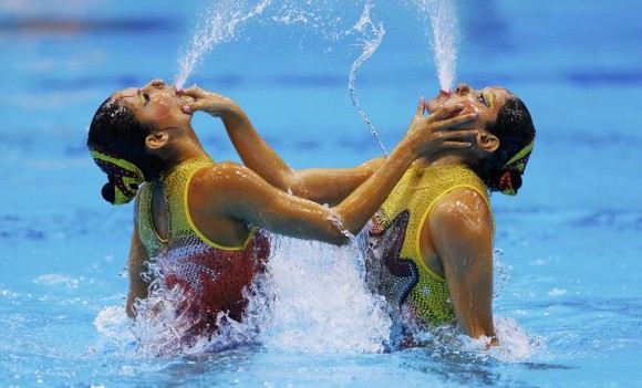 Las mexicanas Isabel Delgado Plancarte y Nuria Diosdado Garcia en su presentación en el nado sincronizado. Foto: Reuters