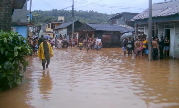 Inundaciones en la calle Juración, una de las calles del centro histórico de Baracoa, Granma, tras el paso de la tormenta tropical Isaac, el 26 de agosto de 2012. AIN FOTO/Ariel SOLER COSTAFREDA