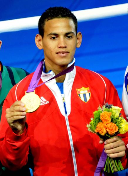 El púgil cienfueguero de 18 años Robeisy Ramírez Carrazana, aportó hoy a Cuba la quinta medalla de oro en los XXX Juegos Olímpicos de Londres, al derrotar espectacularmente al mongol Tugstsogt Nyambayar, en Inglaterra, el 12 de agosto de 2012. AIN FOTO/Marcelino VAZQUEZ HERNANDEZ/