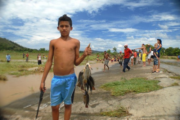 Pobladores del municipio de Sagua de Tánamo, disfrutan de la pesca aprovechando la crecida del río por intensas lluvias, provocadas por la tormenta tropical Isaac, a su paso por la provincia de Holguín, Cuba, el 26 de agosto de 2012. AIN FOTO/Juan Pablo CARRERAS