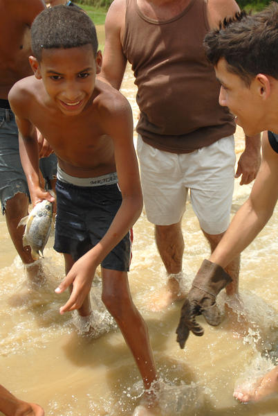 Pobladores del municipio de Sagua de Tánamo, disfrutan de la pesca aprovechando la crecida del río por intensas lluvias, provocadas por la tormenta tropical Isaac, a su paso por la provincia de Holguín, Cuba, el 26 de agosto de 2012. AIN FOTO/Juan Pablo CARRERAS/