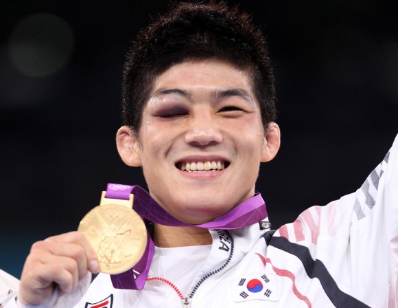 El surcoreano Hyeonwoo Kim celebra al ganar medalla de oro hoy, martes 7 de agosto de 2012, en la categorÃa masculina de los 69 kilogramos de lucha grecorromana en los Juegos OlÃmpicos Londres 2012, en Londres (Reino Unido). EFE/Orestis Panagiotou