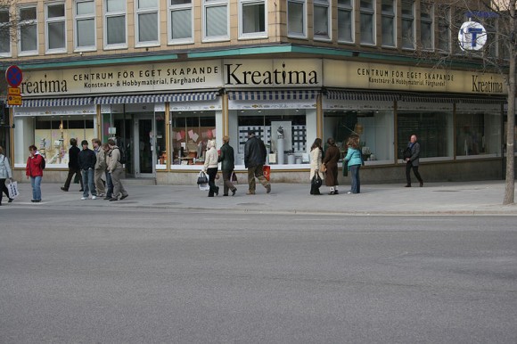 Lugar del asesinato de Olof Palme, en el cruce de las calles Sveavägen y Tunnelgatan, en Estocolmo.1 El sitio exacto es en el que están paradas las tres chicas, justo en el cruce. El asesino huyó por Tunnelgatan, a la derecha de la imagen.