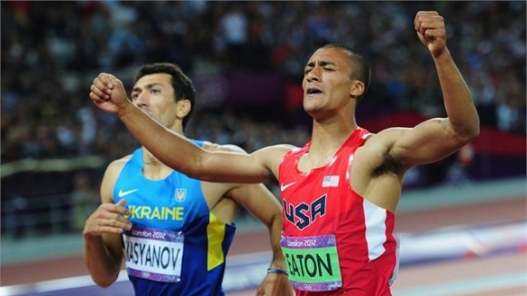 Ashton Eaton, de Estados Unidos, dominó ampliamente el Decatlón del atletismo olímpico